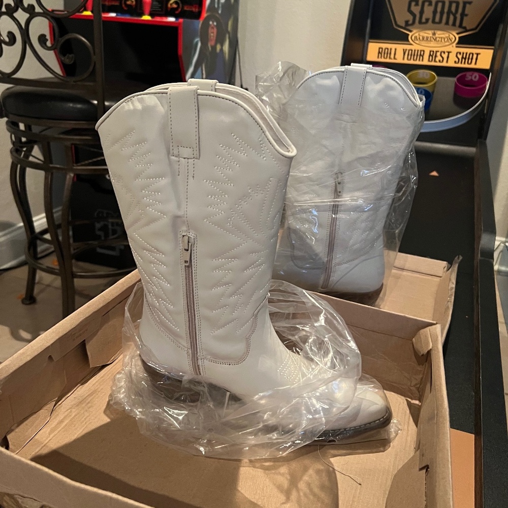 Brand new Steve Madden Hayward White Leather Boots